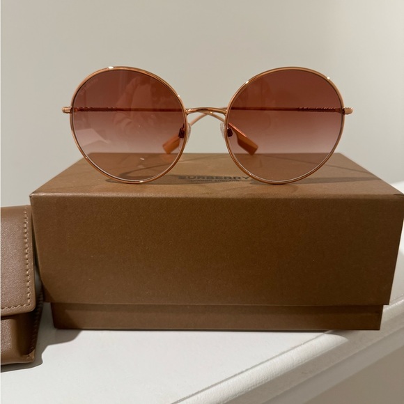 Burberry Sunglasses NEW - Picture 2 of 4